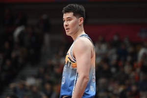 阿不都沙拉木：我&amp;齐麟&amp;爱德华兹加起来有15次失误 这非常不应该