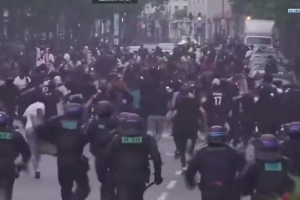 香榭丽舍大街夺冠庆祝无望？巴黎球迷已经与警方发生冲突