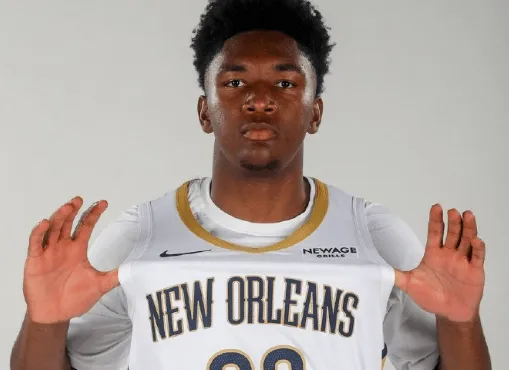 注册-德里克-奎因全场10投5中，得到10分13篮板5助攻